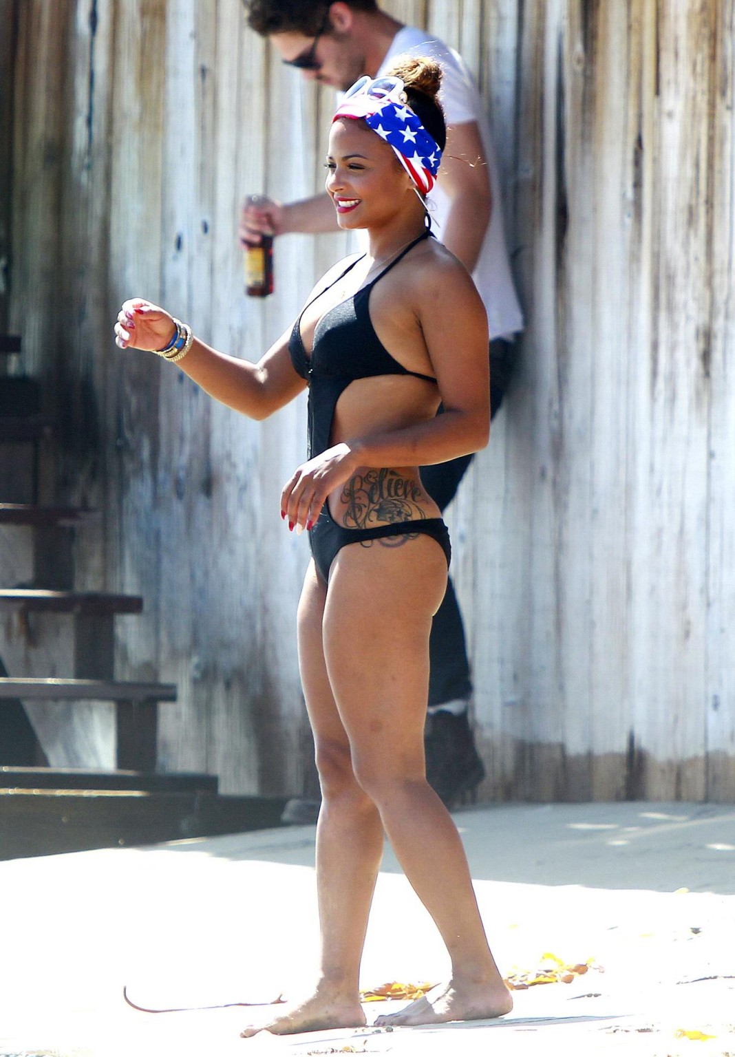 Christina Milian trägt einen sexy schwarzen Badeanzug bei Paris Hiltons 4. Juli-Part
 #75191775
