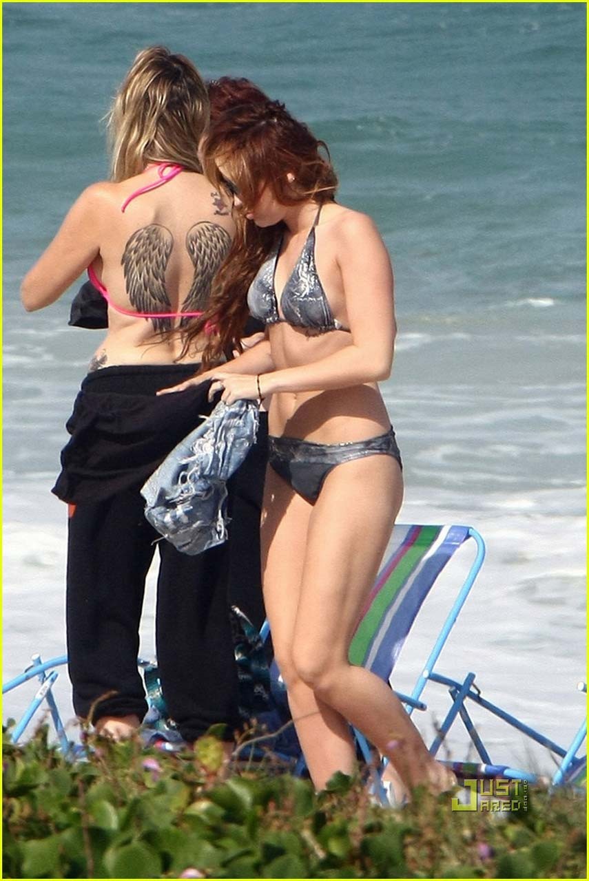 Miley Cyrus exposant son corps superbe et sexy en bikini sur la plage et en jupe haute papa
 #75304632
