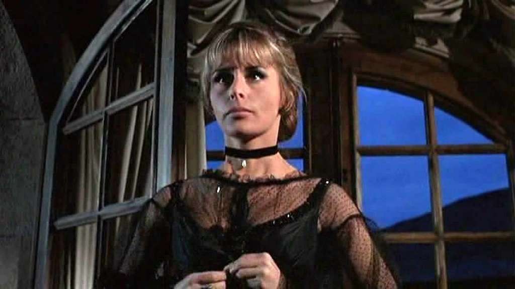 Marianna hill che espone le sue enormi tette e figa in film caps #75335352