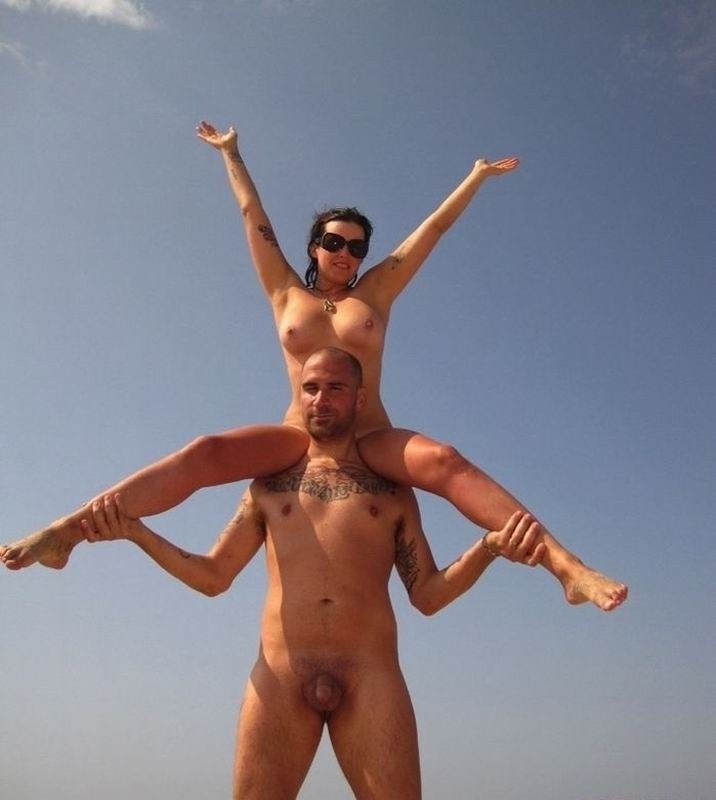 Une fille sexy et bien roulée se déshabille sur une plage nudiste.
 #72245587