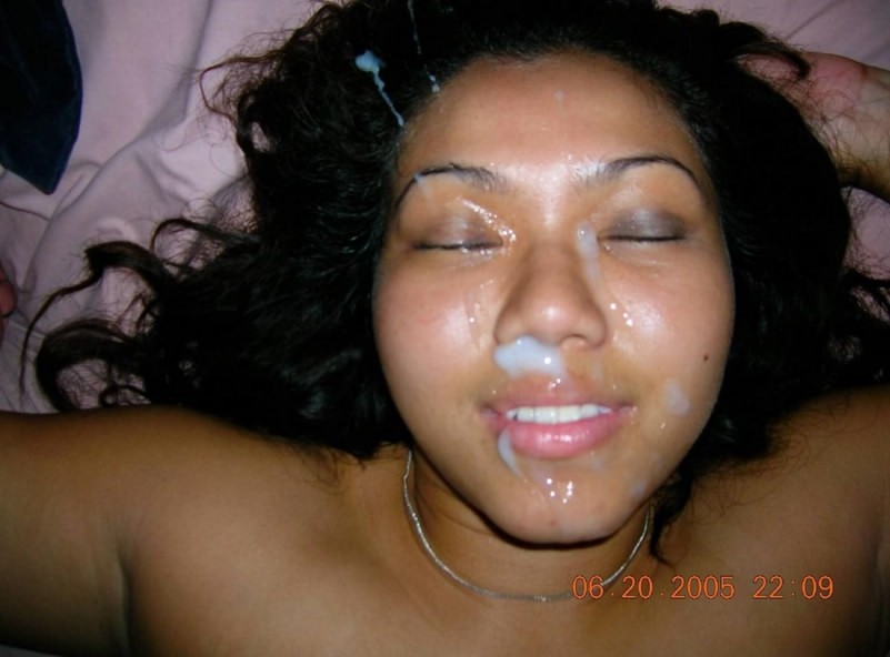 Asiatica che mostra il suo buco del culo stretto con un dildo dentro
 #69891914