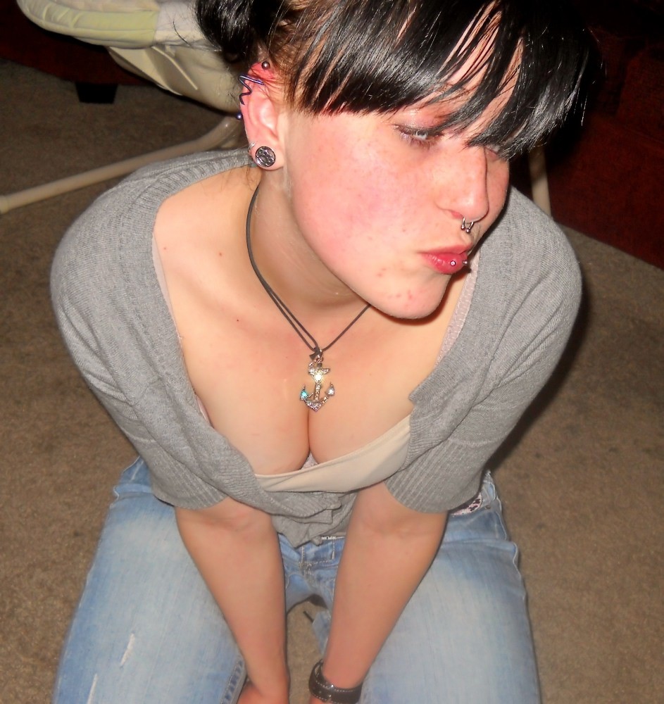 Une jeune blonde exhibe ses seins et pose pour l'appareil photo.
 #77092233