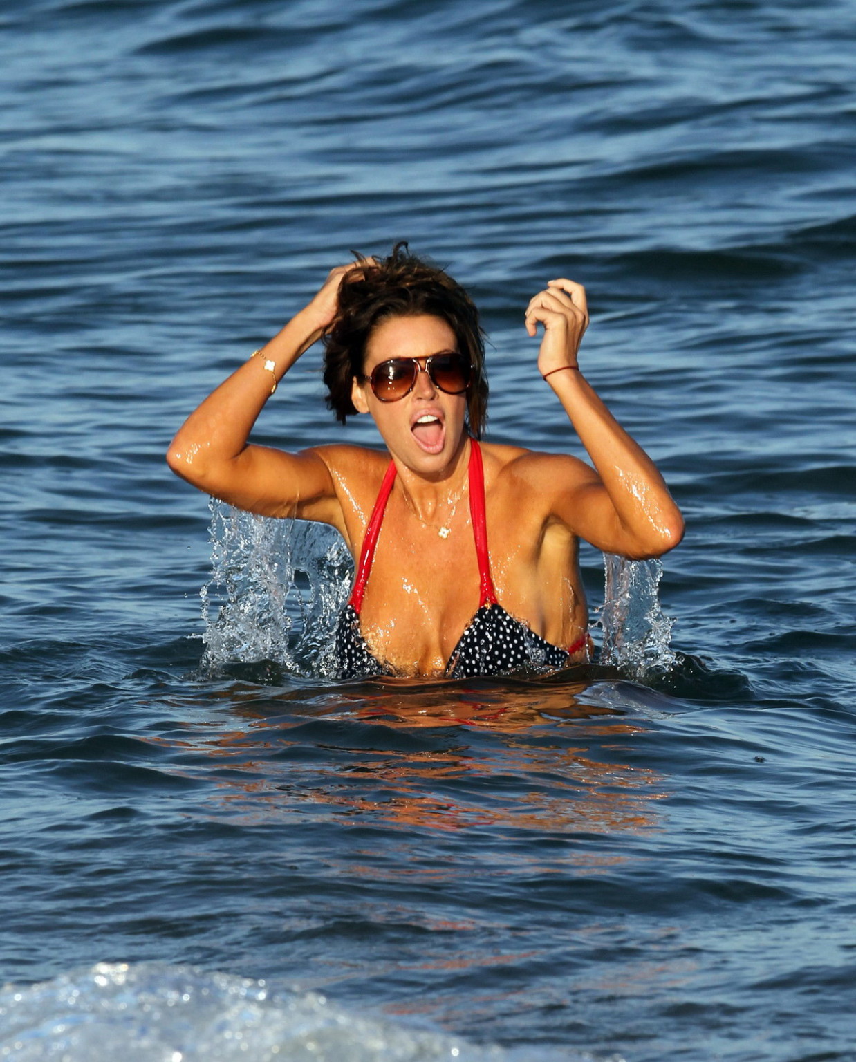 Rachel uchitel in bikini sexy giocando sulla spiaggia negli hamptons
 #75341683
