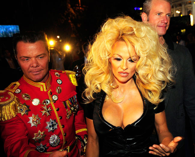 Pamela Anderson enthüllt ihren Arsch im goldenen Kleid
 #75394340