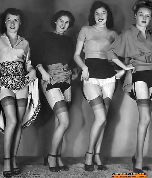 Gruppen-Nacktfotos von heißen Damen aus dem Jahr 1950
 #70250818