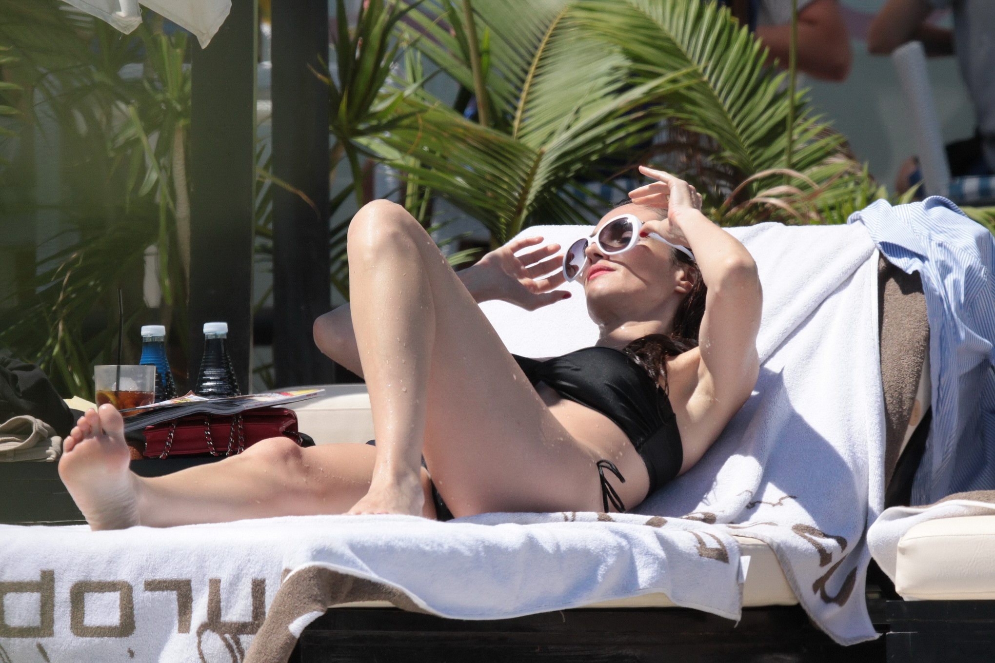 Paz vega porte deux bikinis noirs différents au bord d'une piscine en Espagne.
 #75292281