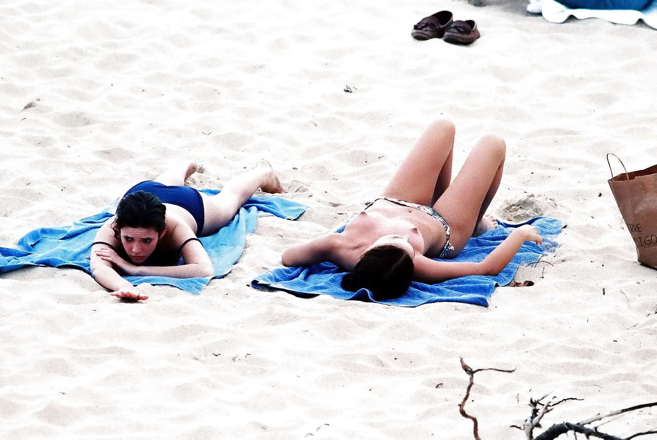 Natalie Portman che espone le sue tette sulla spiaggia e il culo in perizoma
 #75254905