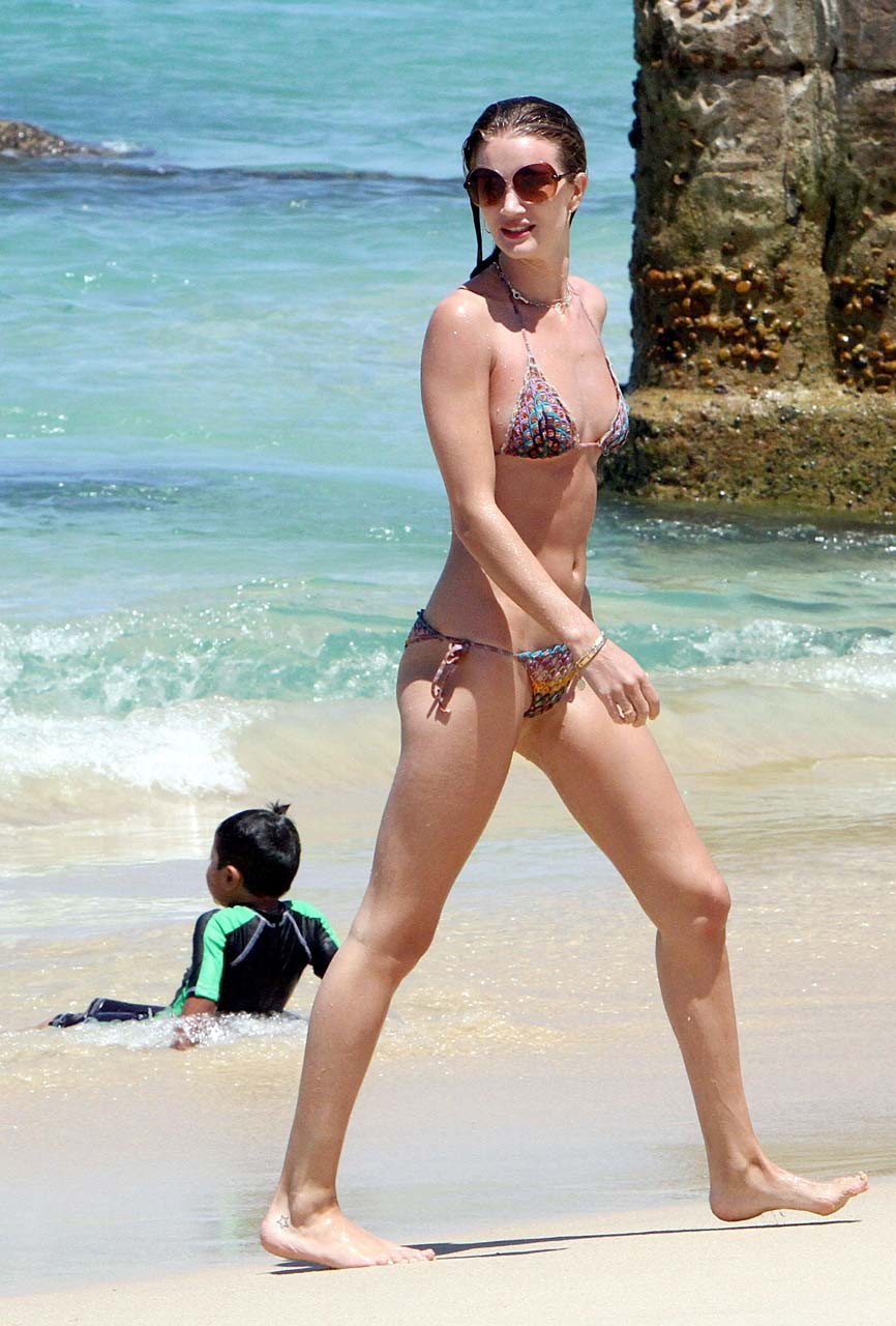 Rosie Huntington esponendo il suo corpo sexy e culo caldo in bikini sulla spiaggia
 #75302552