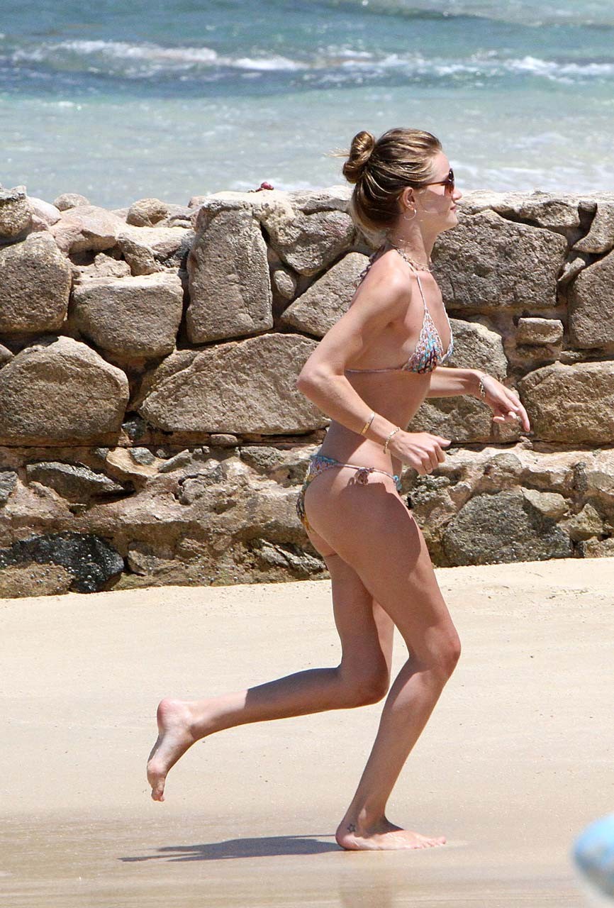 Rosie Huntington esponendo il suo corpo sexy e culo caldo in bikini sulla spiaggia
 #75302581