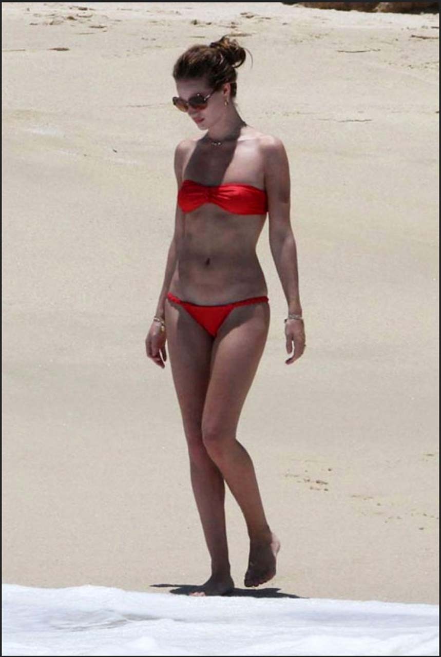 Rosie huntington entblößt ihren sexy Körper und heißen Arsch im Bikini am Strand
 #75302595