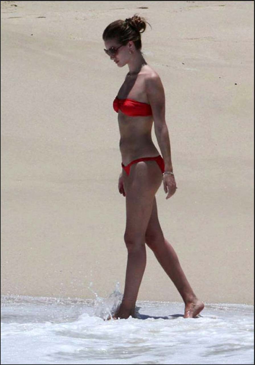 Rosie Huntington esponendo il suo corpo sexy e culo caldo in bikini sulla spiaggia
 #75302601