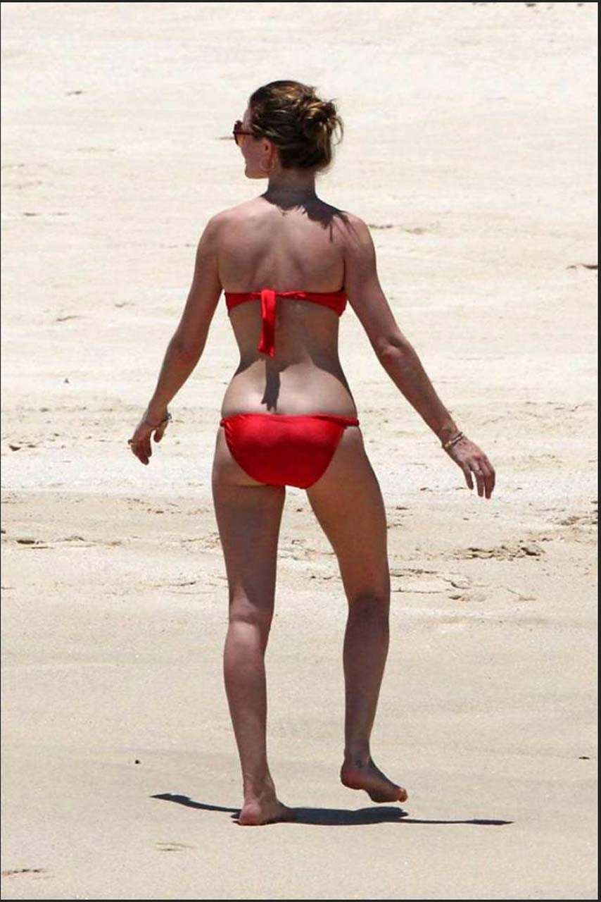 Rosie Huntington esponendo il suo corpo sexy e culo caldo in bikini sulla spiaggia
 #75302606