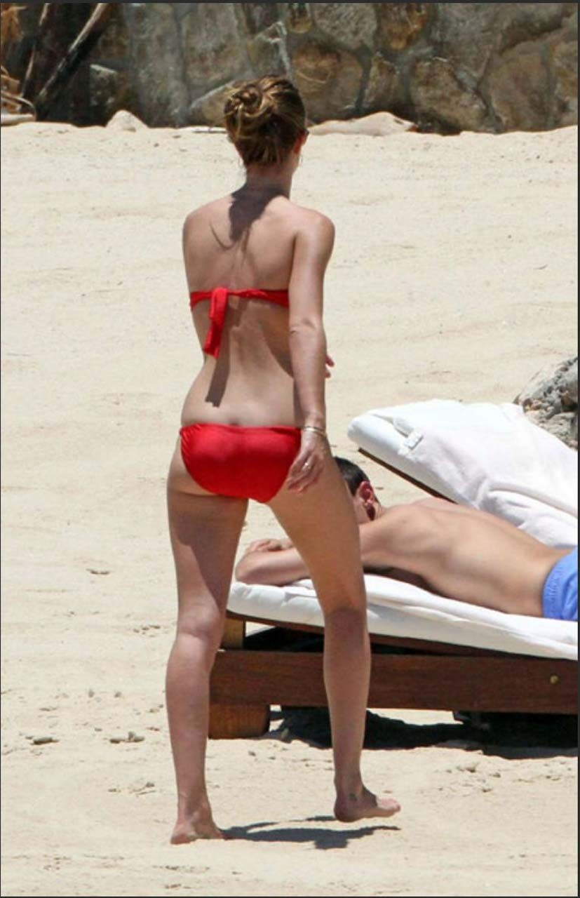 Rosie Huntington esponendo il suo corpo sexy e culo caldo in bikini sulla spiaggia
 #75302613