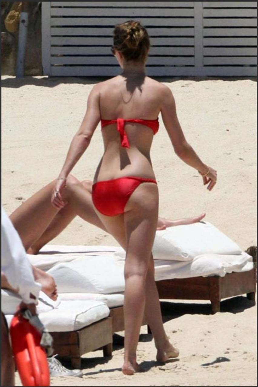 Rosie huntington exponiendo su cuerpo sexy y su culo caliente en bikini en la playa
 #75302621