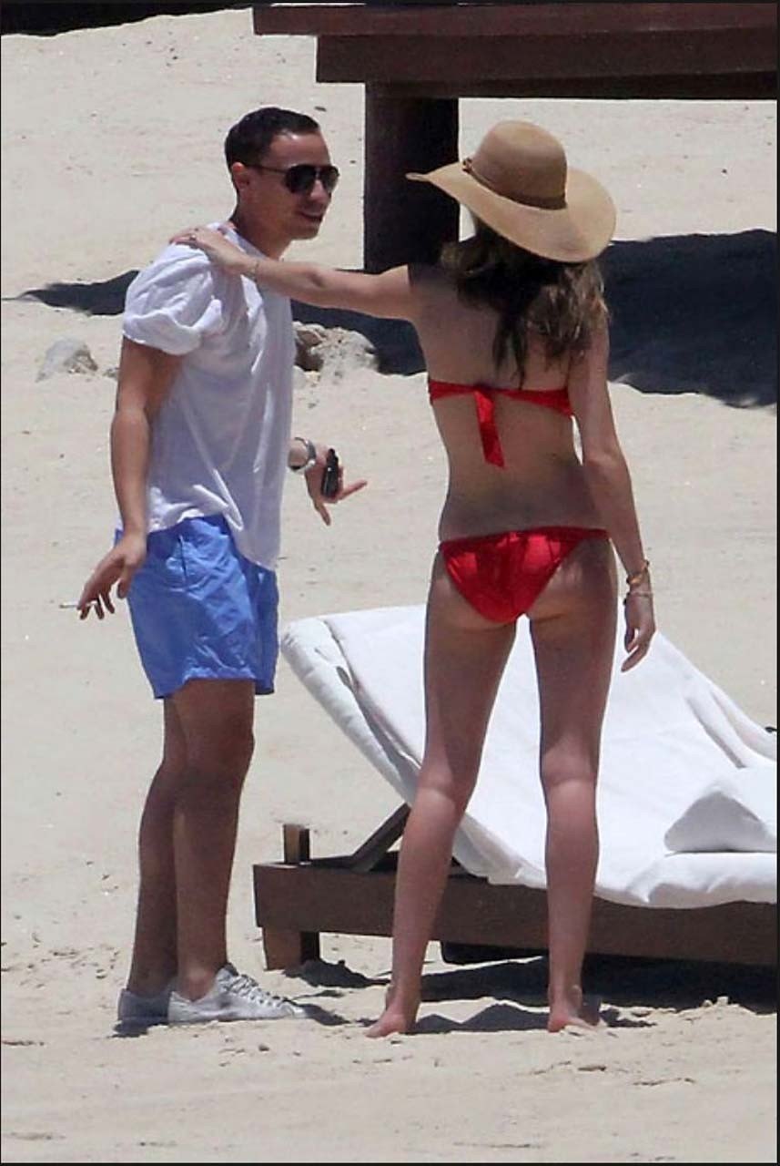 Rosie Huntington esponendo il suo corpo sexy e culo caldo in bikini sulla spiaggia
 #75302636