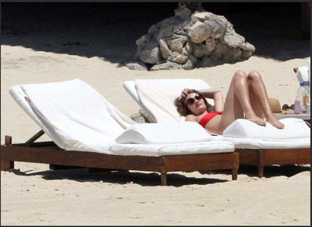 Rosie Huntington esponendo il suo corpo sexy e culo caldo in bikini sulla spiaggia
 #75302644