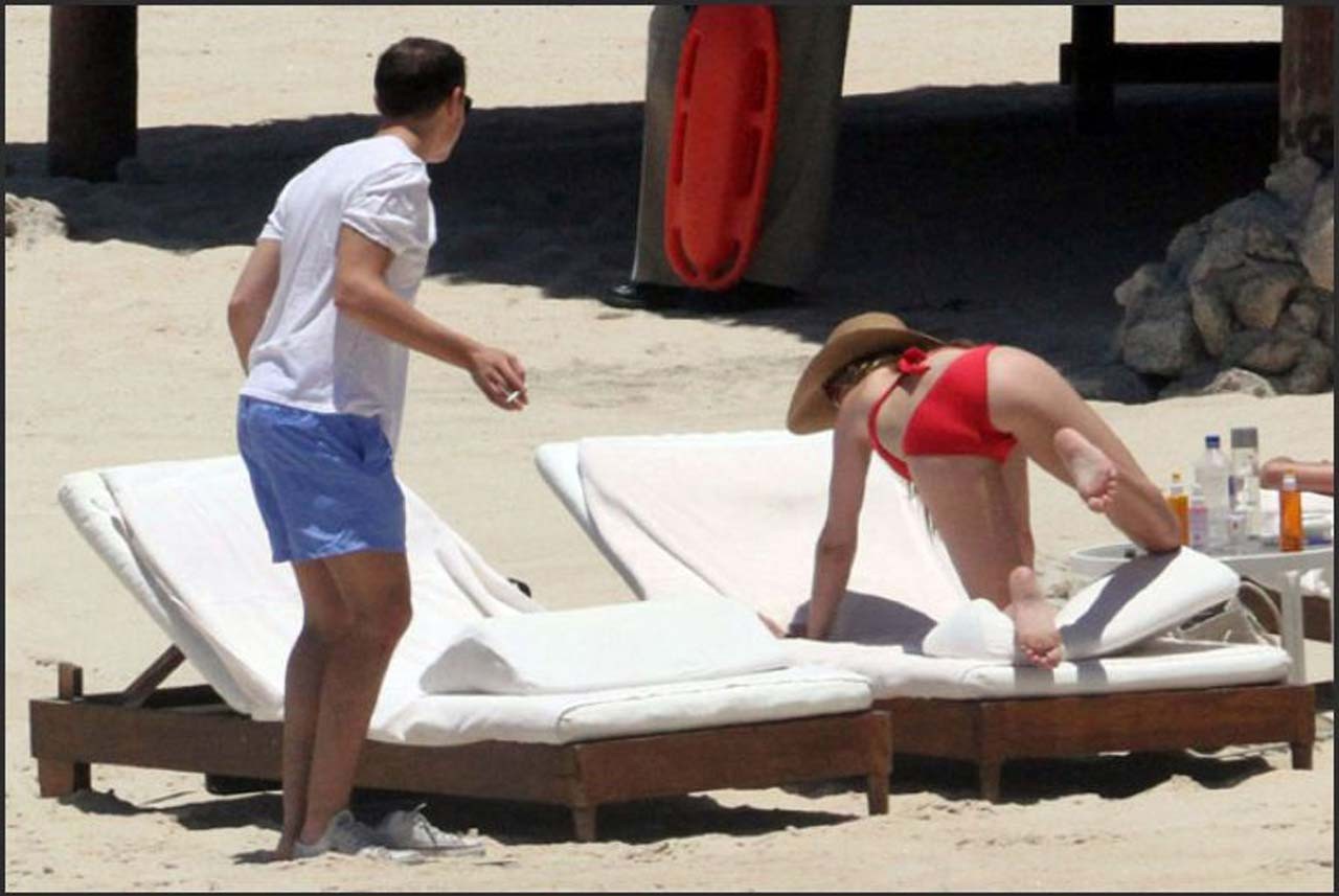 Rosie Huntington esponendo il suo corpo sexy e culo caldo in bikini sulla spiaggia
 #75302647