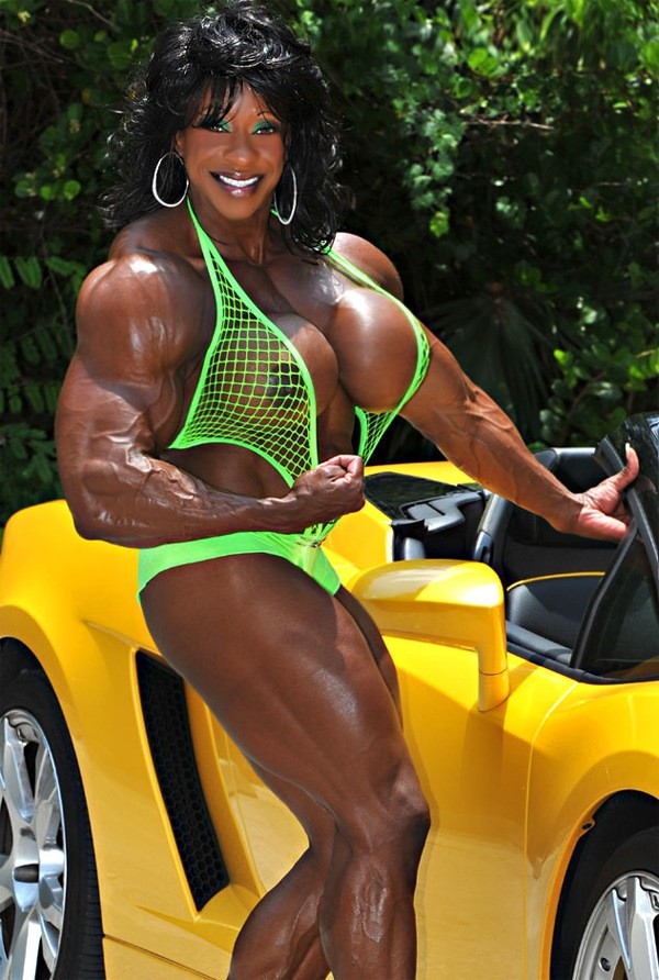 巨大な筋肉を持つ黒人の女神が、強靭なセクシーボディを披露
 #71483832