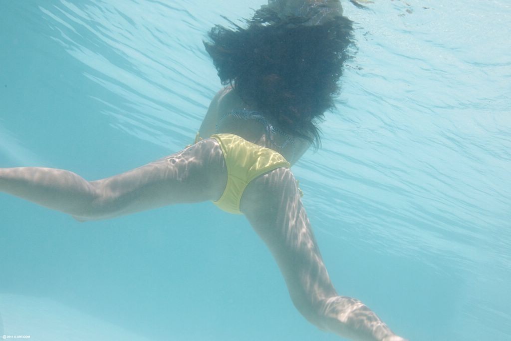 La ragazza in bikini si fa scopare bagnata in piscina
 #70986590