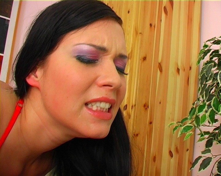 Une jeune femme brune aime être entourée d'une bite dure
 #75013924