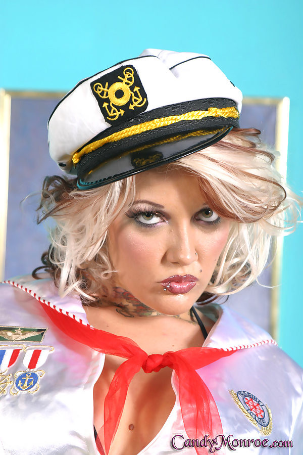 Candy Monroe, habillée en marin, se fait baiser par un noir.
 #73486335