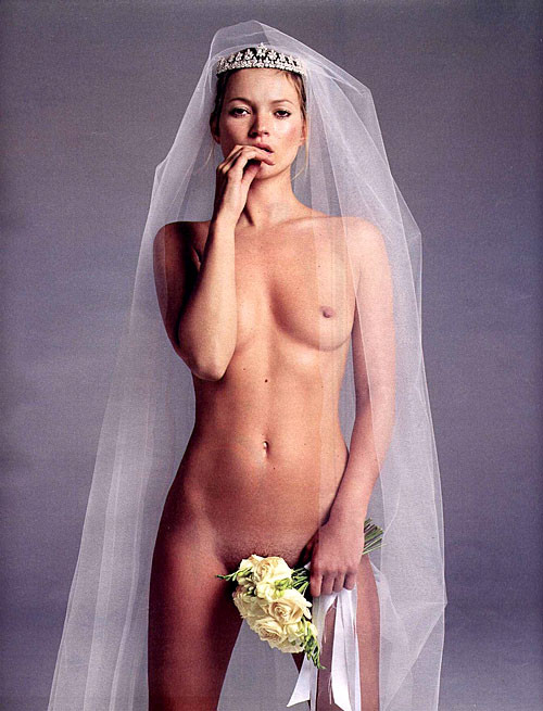Kate Moss zeigt ihre schönen Titten und Upskirt im Auto Paparazzi Bilder
 #75386745