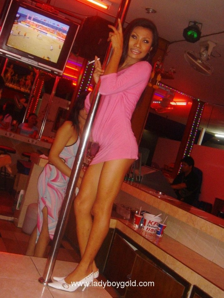 Ladyboy bar prostitutas vendiendo culos apretados
 #79290721