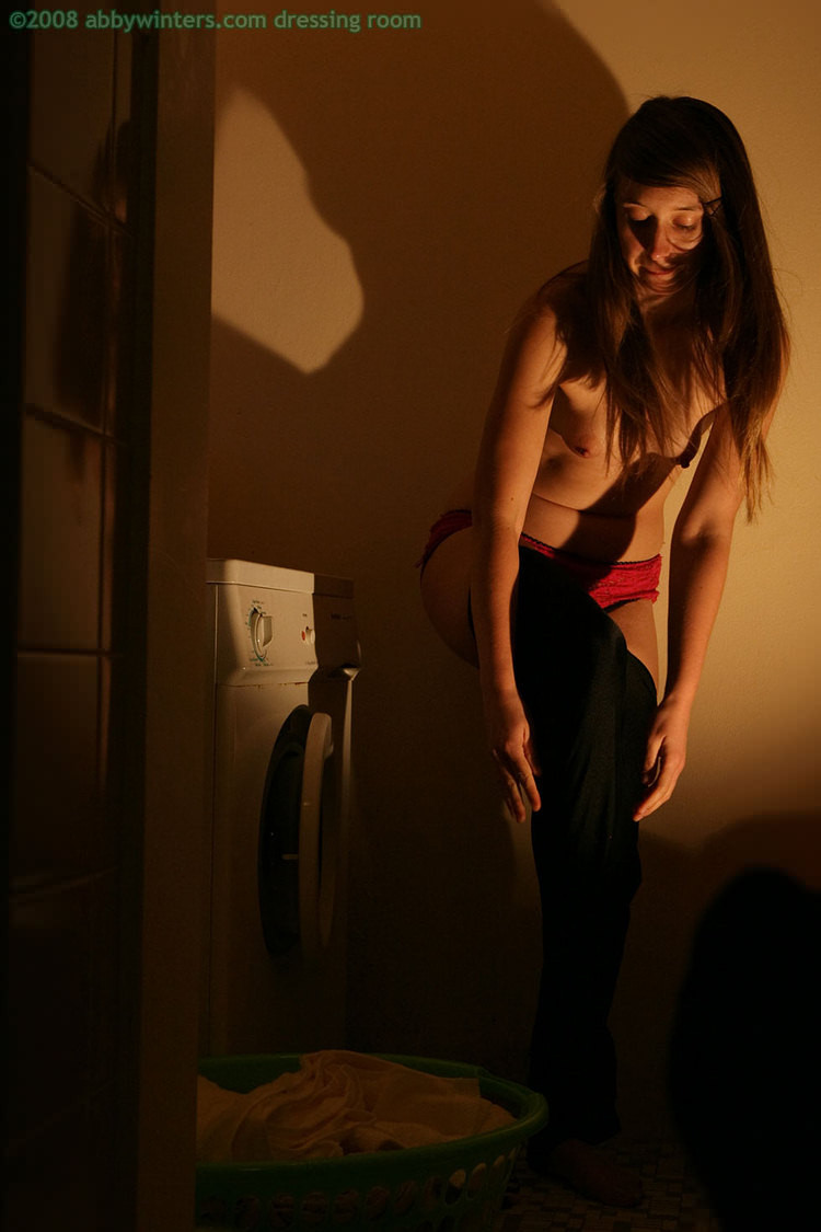 彼女の細いお尻にパンティを引き上げる様子を盗撮
 #78666679