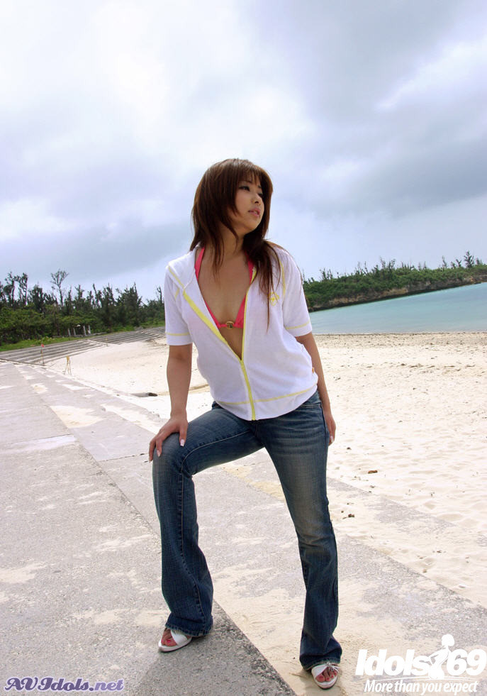 L'idole japonaise Miyu se déshabille en bikini sur la plage.
 #69907453