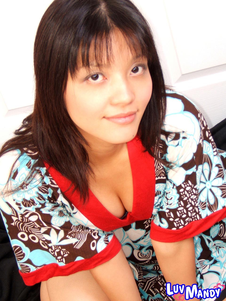 Mandy, la jolie fille asiatique d'à côté, enlève sa robe.
 #69967593
