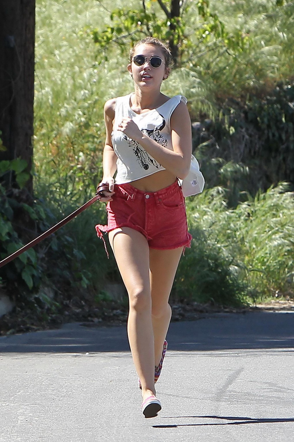 Miley Cyrusが赤いホットパンツを履いて犬のように走る姿
 #75271531