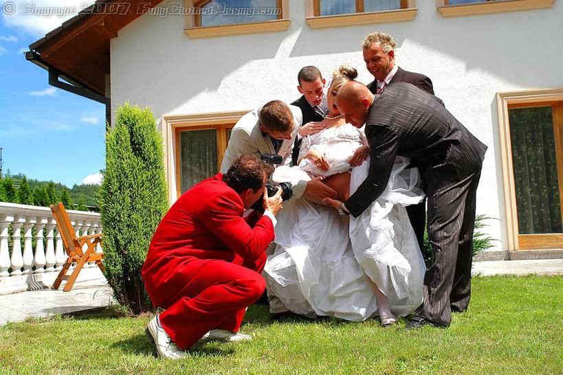 Blonde Braut wird von Hochzeitsgästen bespritzt und angepisst
 #73273977