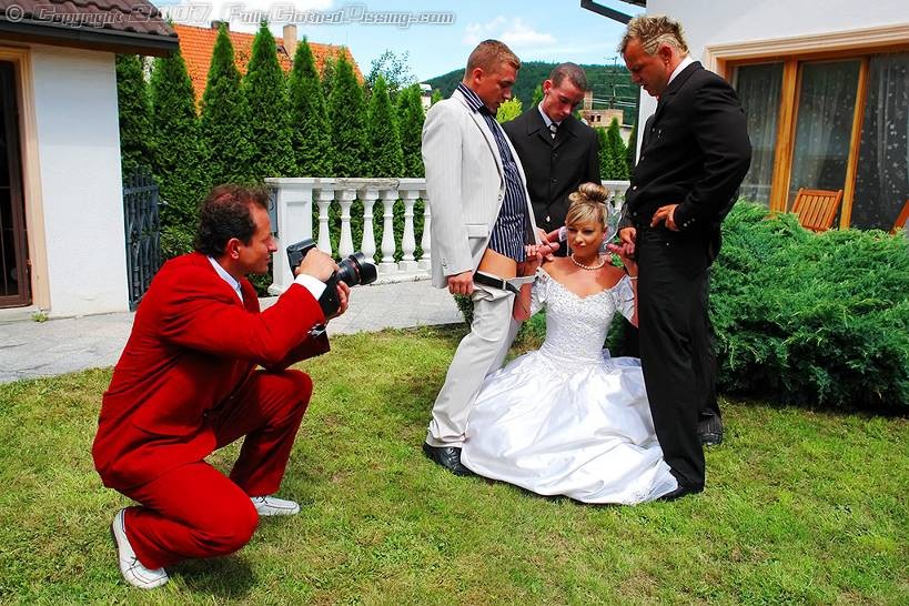 Blonde Braut wird von Hochzeitsgästen bespritzt und angepisst
 #73273992