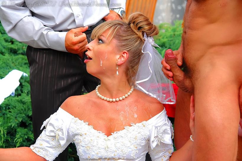 Blonde Braut wird von Hochzeitsgästen bespritzt und angepisst
 #73274016