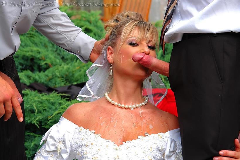 Blonde Braut wird von Hochzeitsgästen bespritzt und angepisst
 #73274031