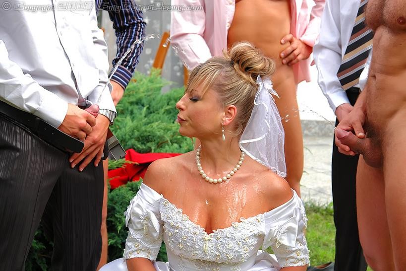 Blonde Braut wird von Hochzeitsgästen bespritzt und angepisst
 #73274042