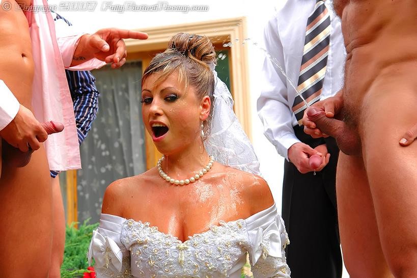 Blonde Braut wird von Hochzeitsgästen bespritzt und angepisst
 #73274052