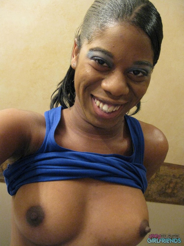 Une nana noire avec des seins bien fermes qui montre ses atouts.
 #68922770