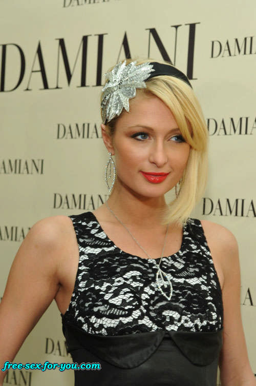 Paris Hilton che mostra la figa e le piccole tette e posa in bikini
 #75423678