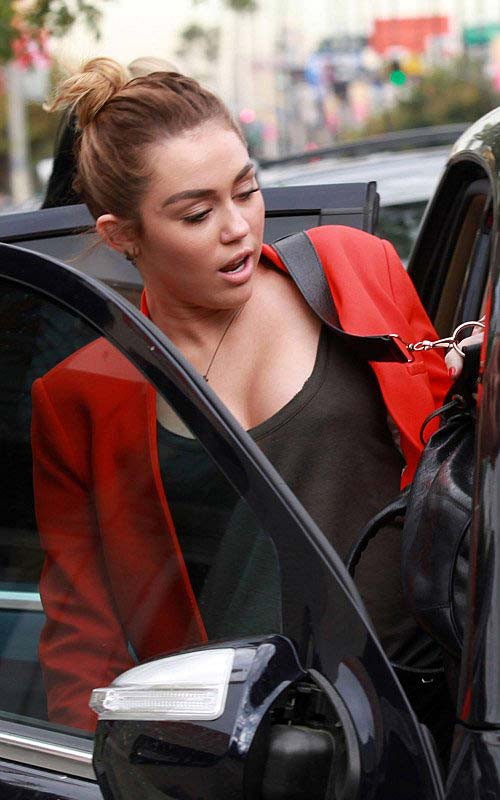 Miley Cyrusのセクシーなお尻と大きな胸の谷間のパパラッチ写真
 #75282453