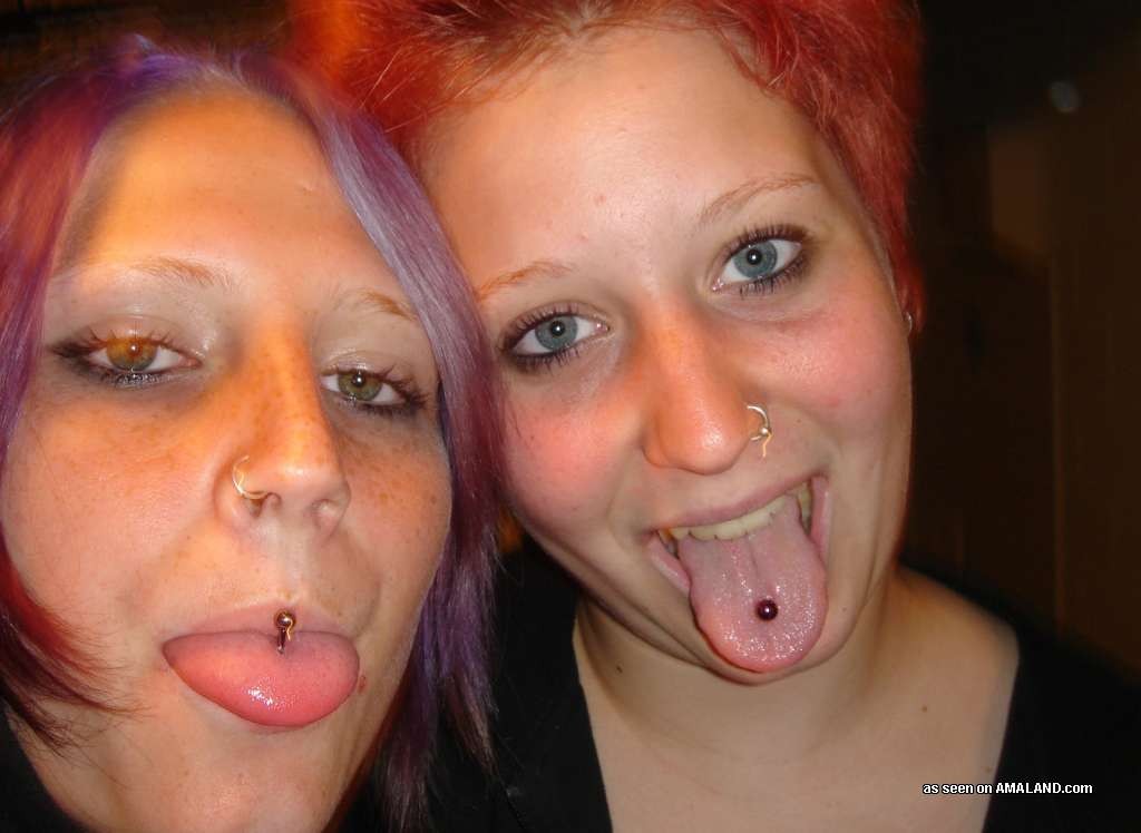 Goth emo teen lesbische Freundinnen posieren in der Badewanne und machen rum
 #78128761