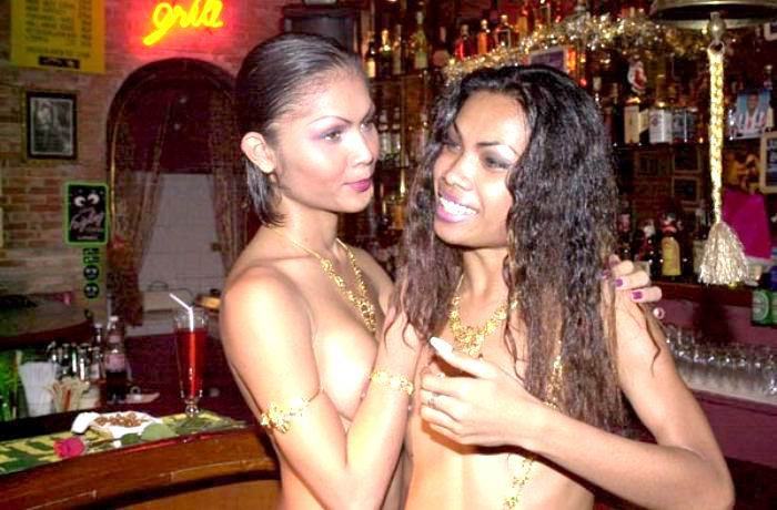 Amoureux hispaniques nus dans un bar.
 #73278753