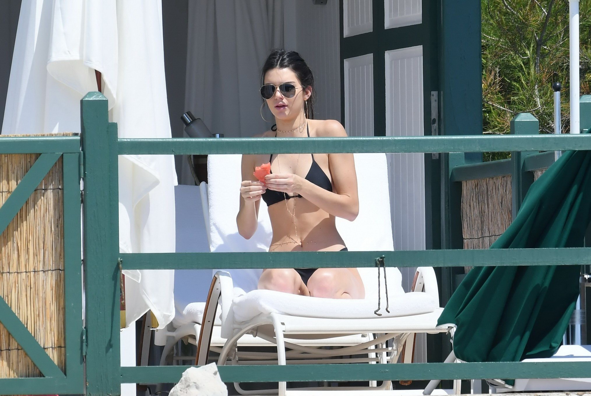 Kendall jenner spuntino anguria in piccolo bikini nero
 #75142556