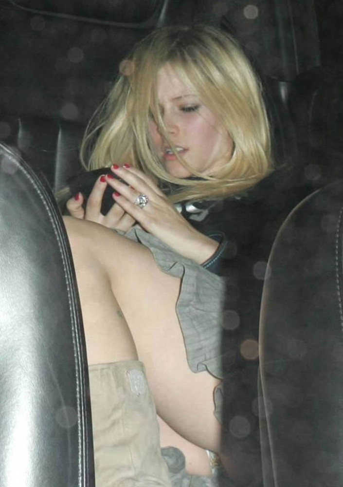 Avril lavigne schöne freche titten in sexy dessous
 #75331008