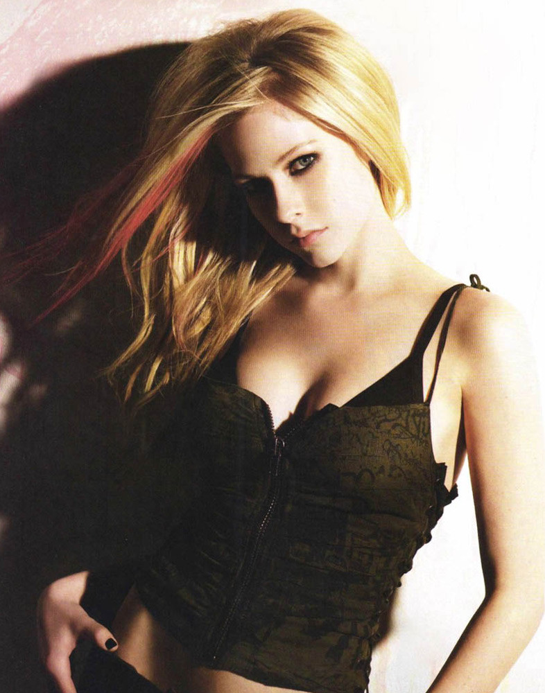 Avril Lavigne nice perky tits in sexy lingerie #75331118