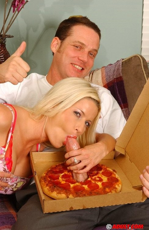 Une fille qui suce une bite avec une part de pizza.
 #76075442