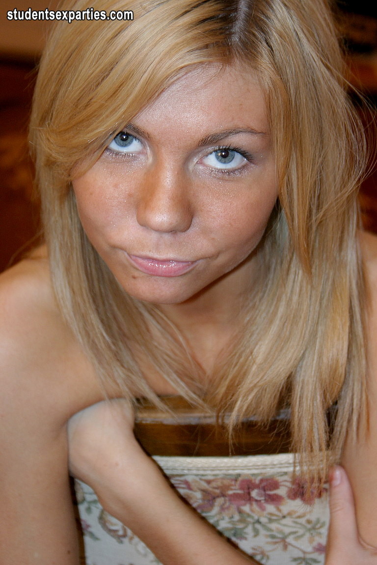 Une blonde se déshabille lors d'une fête de l'étalon
 #74323415