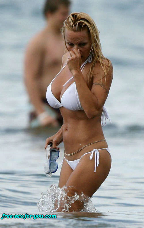 Pamela anderson zeigt Titten und Muschi und posiert sexy im Bikini
 #75422501