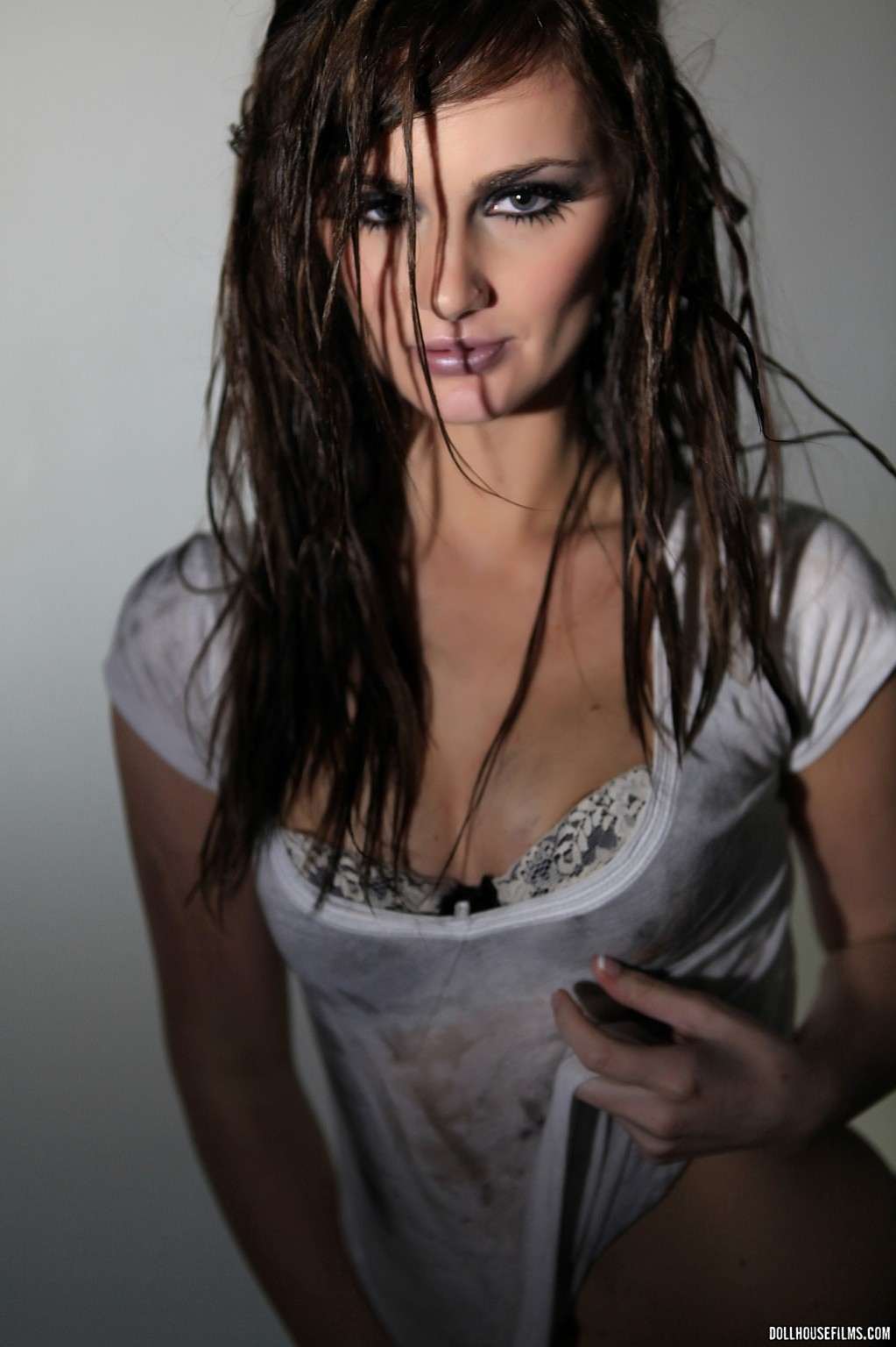 Lily carter schiebt ihr triefend nasses weißes tshirt ab
 #71068246