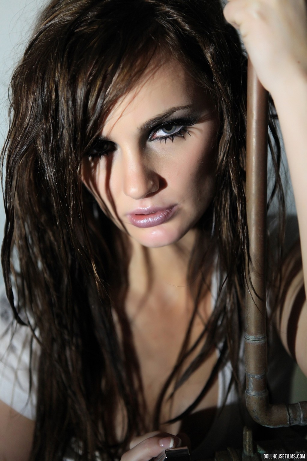 Lily carter schiebt ihr triefend nasses weißes tshirt ab
 #71068268